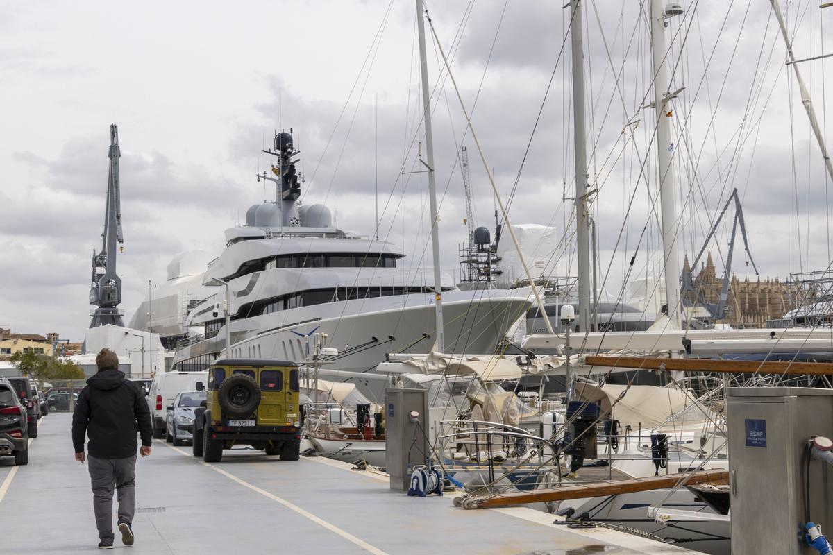 Яхта «Танго», принадлежащая Виктору Вексельбергу, пришвартована в порту Пальма-де-Майорка, Испания, 04 апреля 2022 г. Фото: EPA-EFE/CATI CLADERA