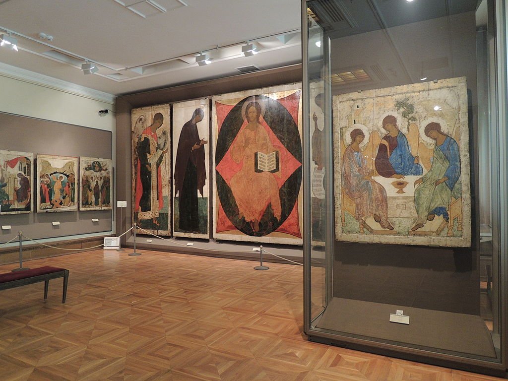 «Троица» в зале древнерусской живописи Третьяковской галереи, в специальном стеклянном шкафу. Фото предоставлено автором