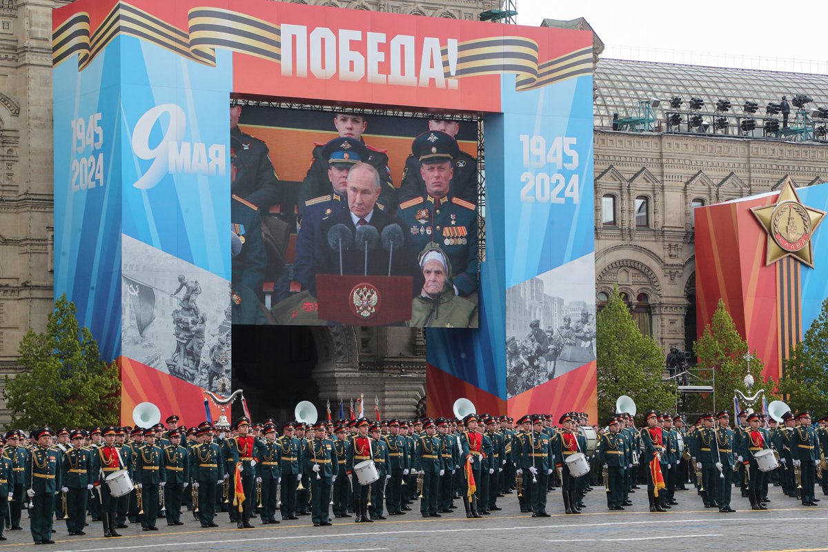 Владимир Путин во время военного парада в честь Дня Победы на Красной площади в Москве, 9 мая 2024 года. Фото: Максим Шипенков / EPA-EFE