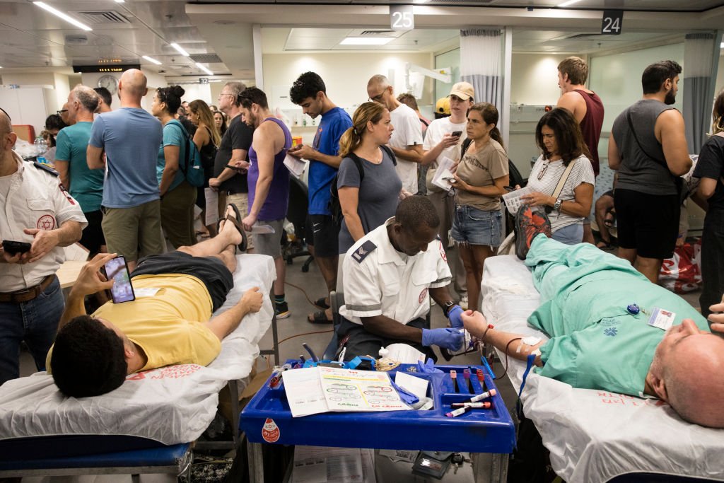 Очередь из желающих сдать кровь для пострадавших, Тель-Авив. Фото: Amir Levy / Getty Images