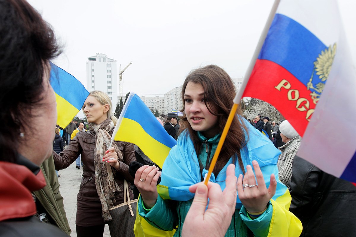 Проукраинские сторонники спорят с пророссийской активисткой во время митинга в Севастополе, Крым, Украина, 9 марта 2014 года. Фото: Зураб Курцикидзе / EPA