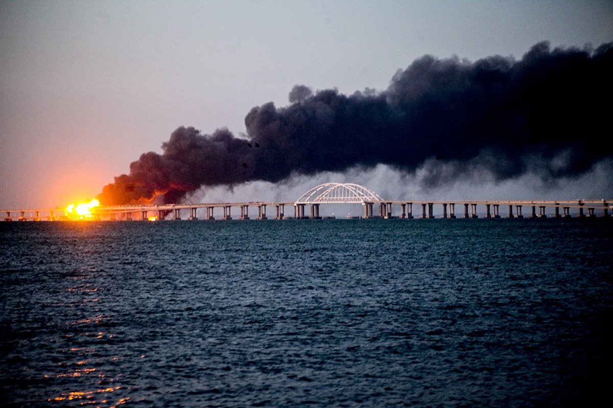 Zjarri në urën Kerç në Krime pas një shpërthimi, 8 tetor 2022. Foto: Vera Katkova / Anadolu Agency / Getty Images