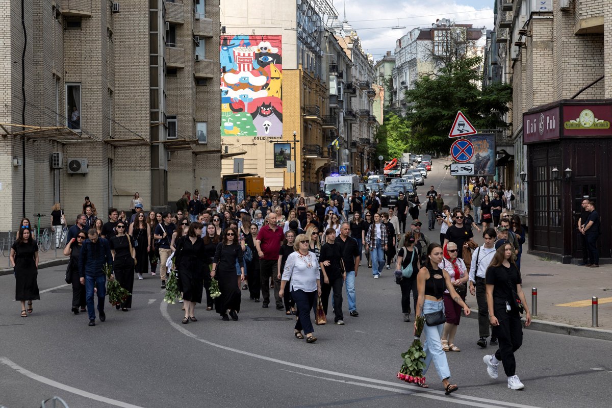 Люди идущие на прощальную церемонию Виктории Рощиной в центре Киева, 8 августа 2025 года. Фото: Thomas Peter / Reuters / Scanpix / LETA