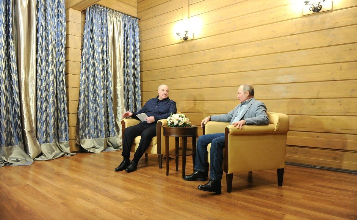 Александр Лукашенко и Владимир Путин во время встречи в Сочи, 22 февраля 2021 года. Фото: Kremlin Press Office / Handout/Anadolu Agency / Getty Images