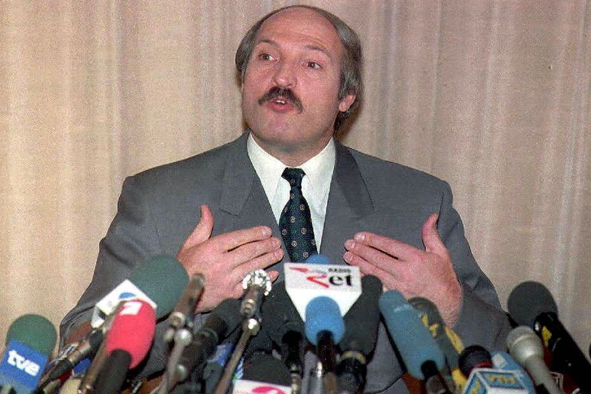 Александр Лукашенко на пресс-конференции в Минске, 25 ноября 1996 года. Результаты, опубликованные избирательной комиссией, показали, что Лукашенко получил большое одобрение на спорном референдуме по увеличению его полномочий. Фото: Сергей Супинский / EPA
