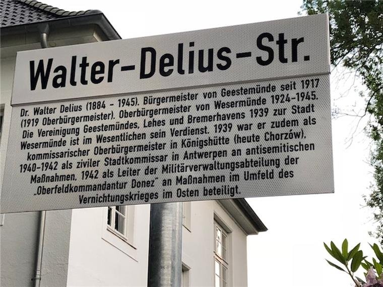 Контекстуализация улицы Вальтера Делиуса в Бремерхафене. Указано, что Делиус как чиновник участвовал в антисемитских мероприятиях и войне на восточном фронте. 
Источник: Nord24.de