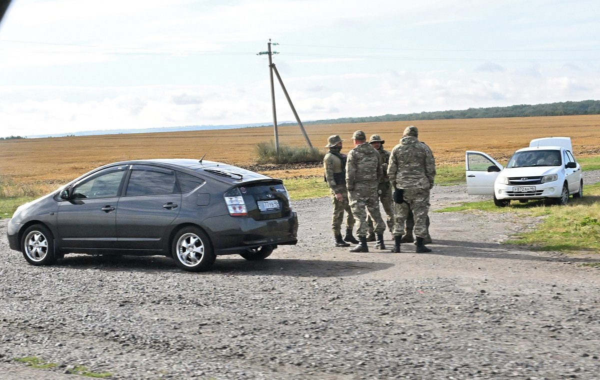 Люди в военной форме недалеко от Суджи, Курская область, 8 августа 2024 года. Фото: Анатолий Жданов / Коммерсантъ / Sipa USA / Vida Press