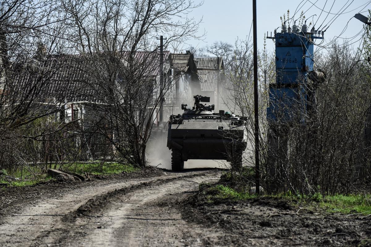 БТР M113 украинских сил недалеко от Бахмута, 10 апреля 2023 г. Фото: EPA-EFE/OLEG PETRASYUK