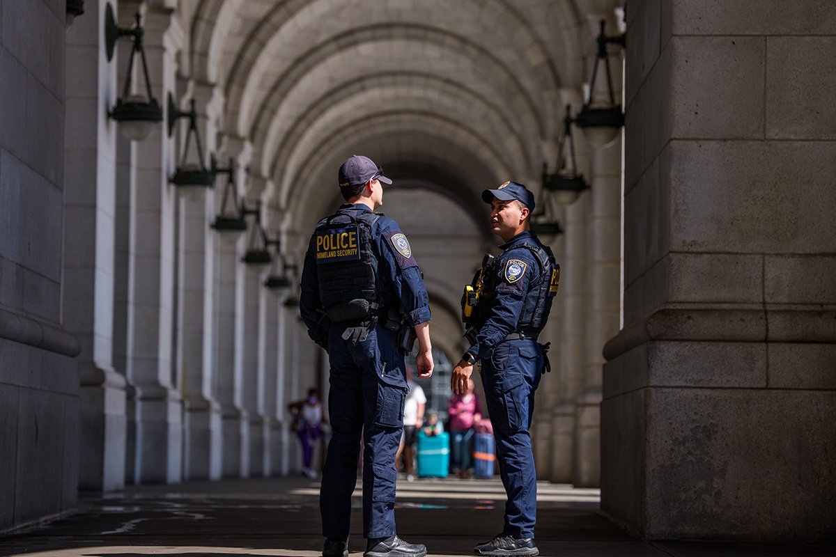Сотрудник полиции держит наручники, Чикаго, штат Иллинойс, США, 21 февраля 2017 года. Фото: Tannen Maury / EPA