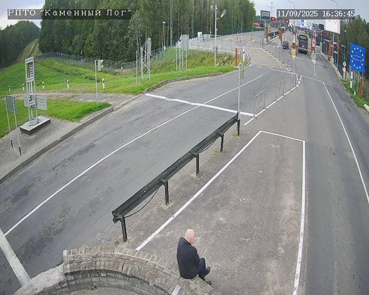 На кадре с камеры видеонаблюдения вероятно политзаключенный Николай Статкевич, который отказался покидать Беларусь. Фото: Telegram