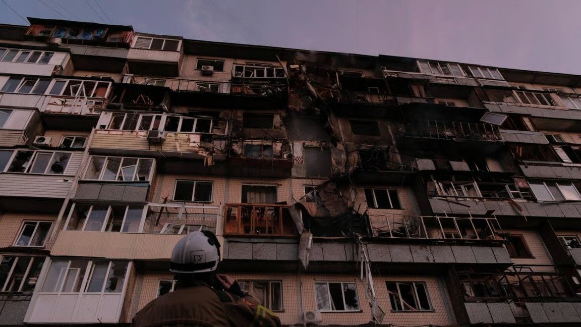 Российские войска нанесли массированный удар по Киеву. Четыре человека погибли, десятки пострадали