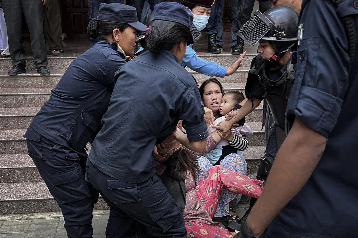 Police take Rosie Poon away from the Ministry of Foreign Affairs. Photo: Irina Kravtsova / Novaya Gazeta Europe