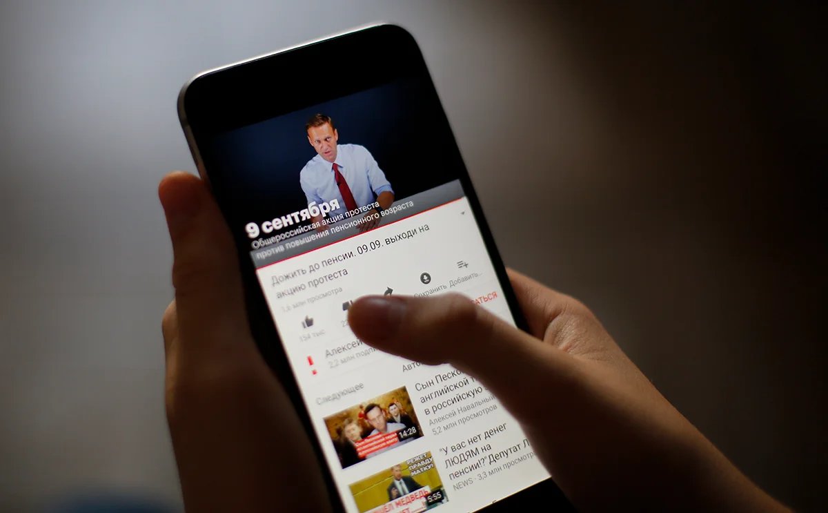 A smartphone accessing a video of late Russian opposition leader Alexey Navalny. Photo: Sergey Ilnitsky / EPA-EFE