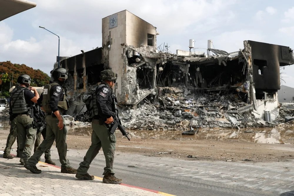 Израильские силы патрулируют возле разрушенного полицейского участка, который контролировали боевики ХАМАС, в южном городе Сдерот, недалеко от границы с сектором Газа, Израиль, 8 октября 2023 г. Фото: EPA-EFE/ATEF SAFADI