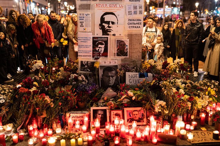 Акция памяти Алексея Навального в Барселоне, 1 марта 2024 года. Проститься с политиком пришли люди разных возрастов.   
  Фото: Marc Asensio Clupes / ZUMA Press / Vida Press