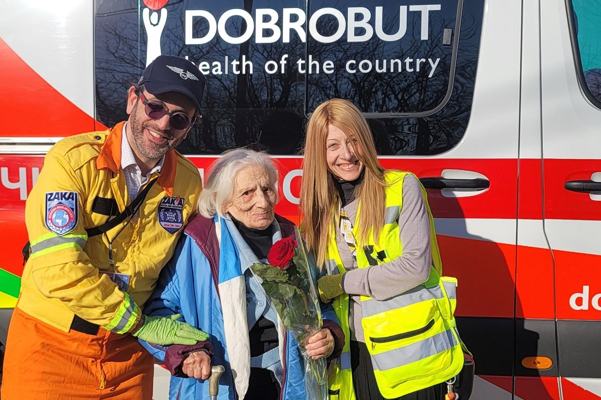 100-летняя Доба Губергриц с волонтерами, которые эвакуировали ее из Киева. Март 2022 г. Фото из архива