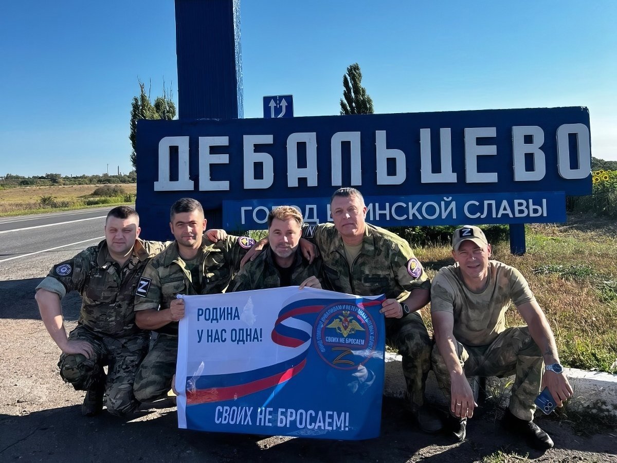 Олег Рой (в центре) во время поездки на Донбасс. Фото: «Вконтакте»