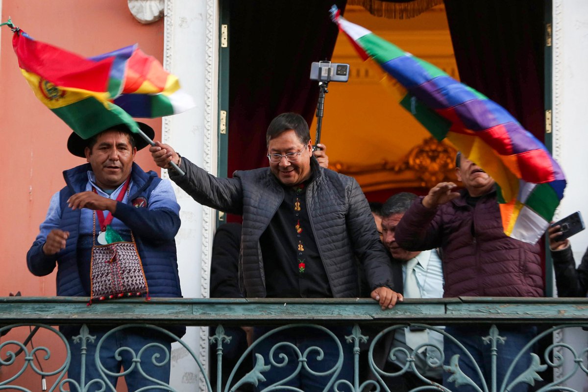 Президент Боливии Луис Арсе приветствуют сторонников в Ла-Пасе, Боливия, 26 июня 2024 года. Фото: Luis Gandarillas / EPA-EFE