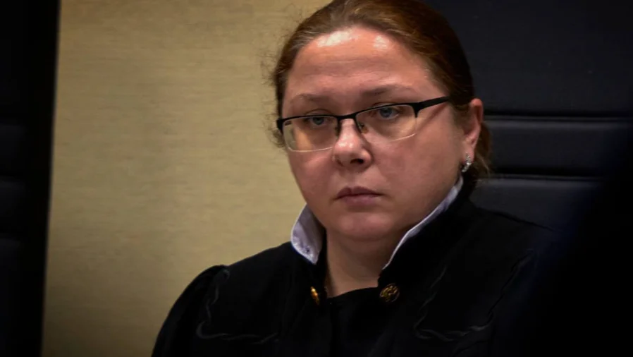 Квалификационная комиссия судей не нашла нарушений этики в действиях судьи, приговорившей художницу Сашу Скочиленко к семи годам колонии