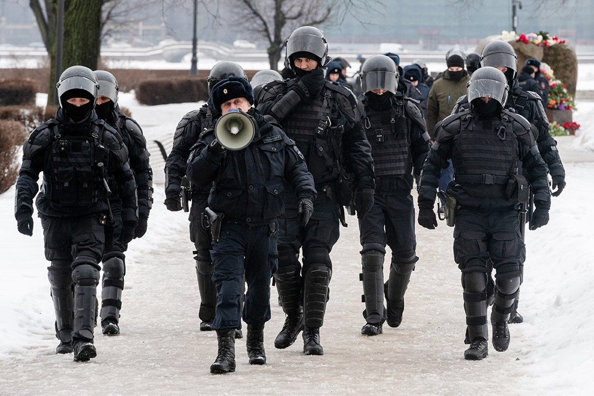 Полиция преграждает путь к памятнику жертвам политических репрессий в Санкт-Петербурге, 17 февраля 2024 года. Фото: Андрей Бок / SOPA Images / LightRocket / Getty Images