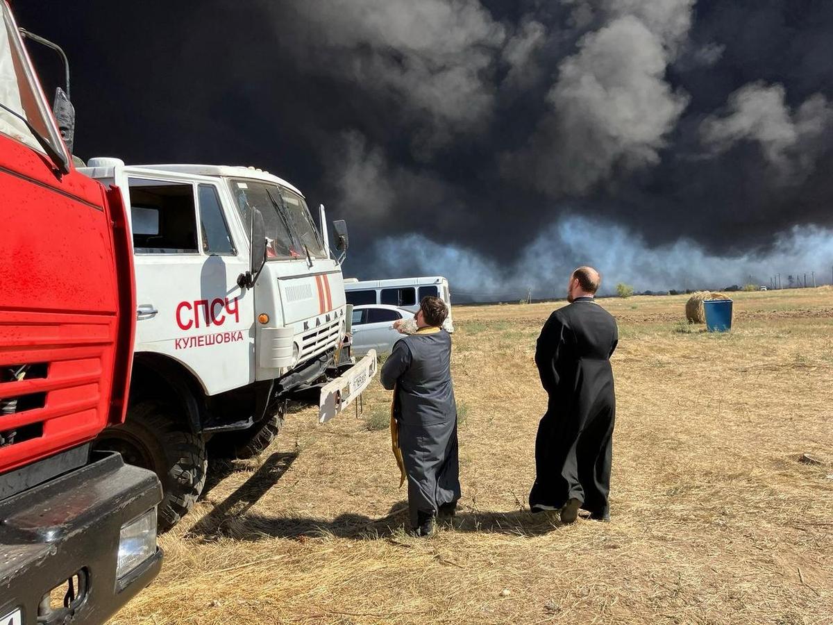 Priests at the scene of an oil depot fire in Proletarsk, in Russia’s Rostov region, 21 August 2024. Photo: prosleduet_media / Telegram