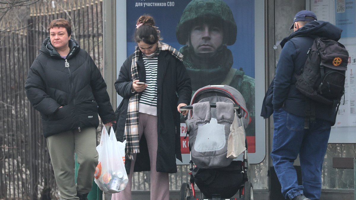 Пропагандистский билборд на автобусной остановке в поддержку российских вооружённых сил, Москва, 13 марта 2025 года. Фото: Максим Шипенков / EPA