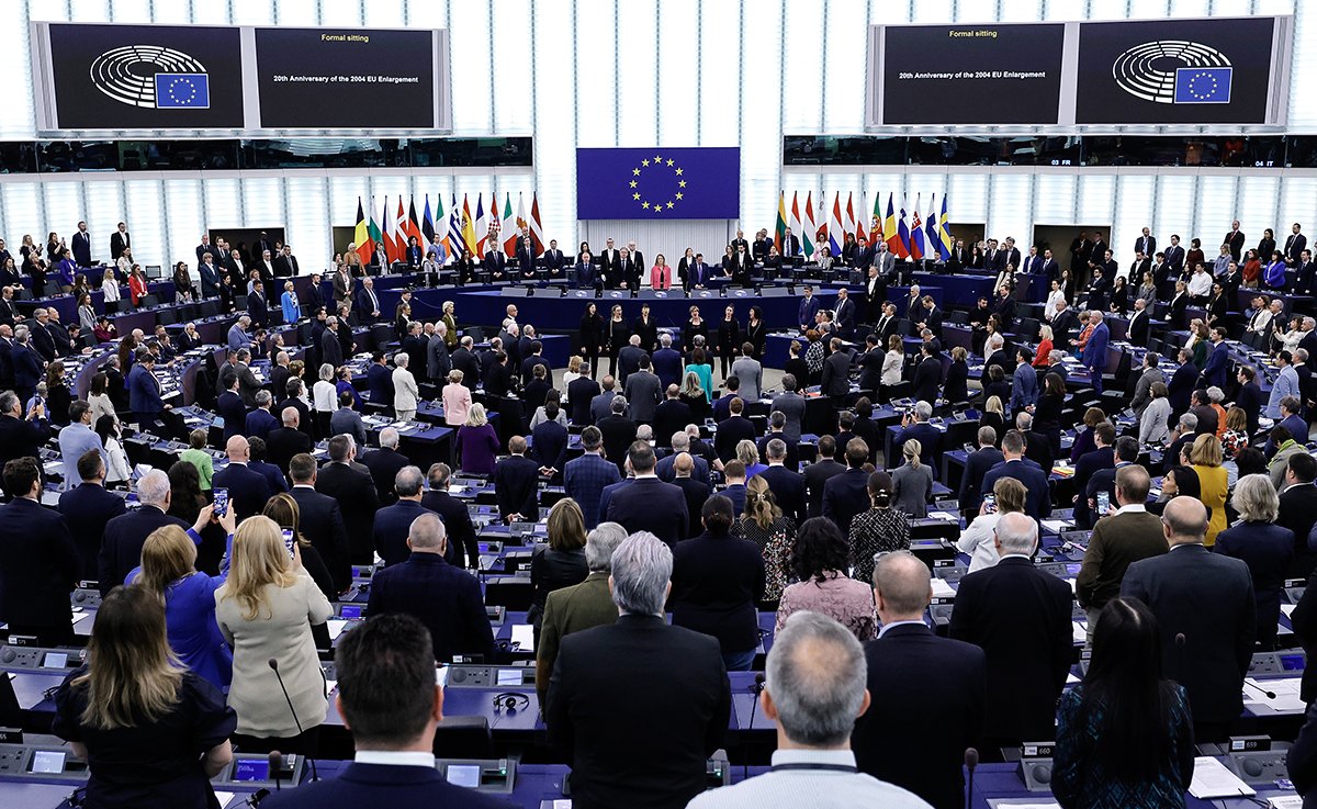 Члены Европейского парламента слушают стоя европейский гимн во время официального заседания, посвященного 20-й годовщине расширения ЕС в 2004 году, в Европейском парламенте в Страсбурге, Франция, 24 апреля 2024 года. Фото: Ronald Wittek / EPA-EFE