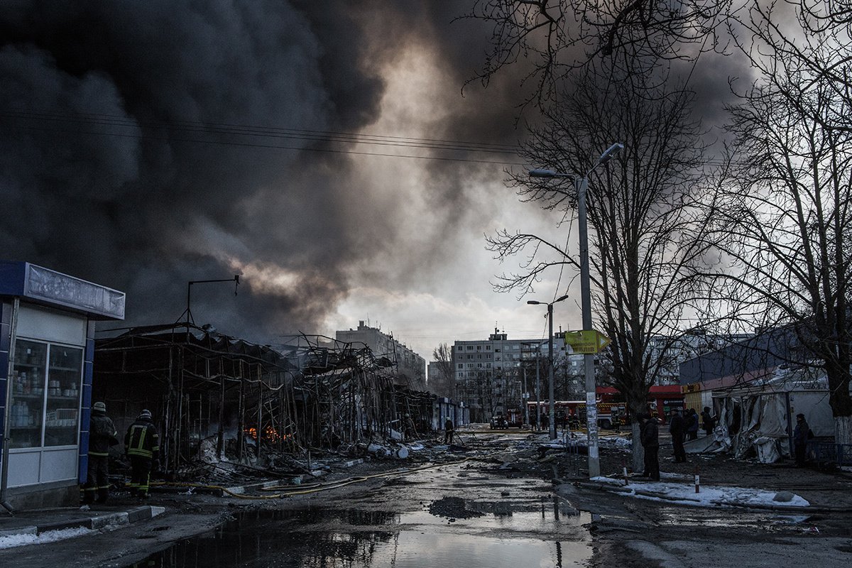Tymi nga zjarri në një treg në zonën e banimit të Saltovka në Kharkov pas granatimeve, Ukrainë, 16 mars 2022. Foto: Andrea Carrubba / Anadolu Agency / Getty Images
