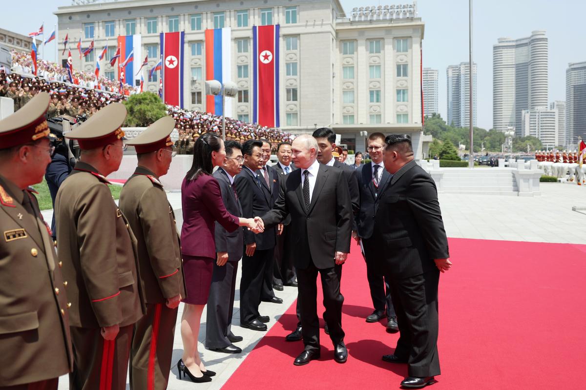 Putin shakes hands with senior North Korean officials at the welcome ceremony in Pyongyang, 19 June 2024. Photo: EPA-EFE/VLADIMIR SMIRNOV / SPUTNIK / KREMLIN POOL