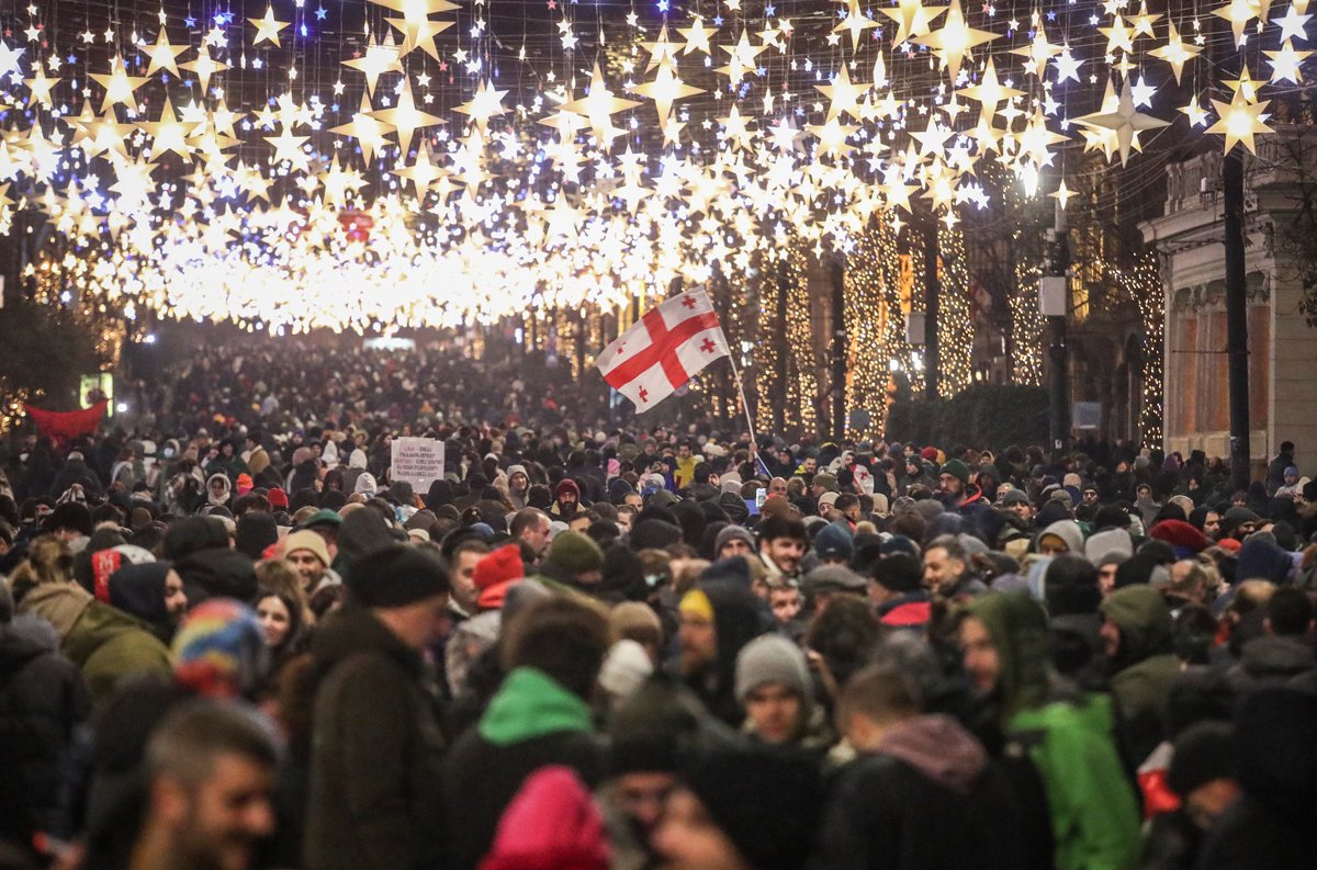 Митинг перед зданием парламента Грузии в Тбилиси, 22 декабря 2024 года. Фото: David Mdzinarishvili / EPA