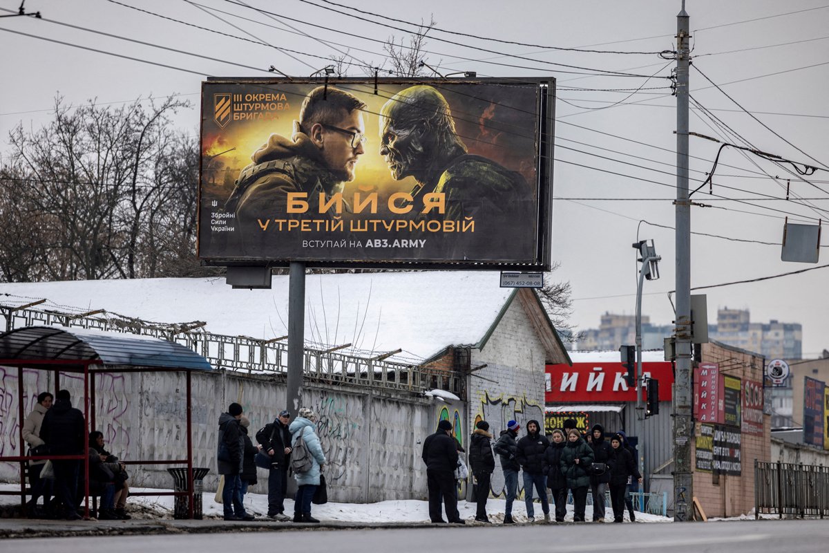 Реклама с призывом вступать в штурмовую бригаду сухопутных войск ВСУ в Киеве, 18 января 2024 года. Фото: Thomas Peter / Reuters / Scanpix