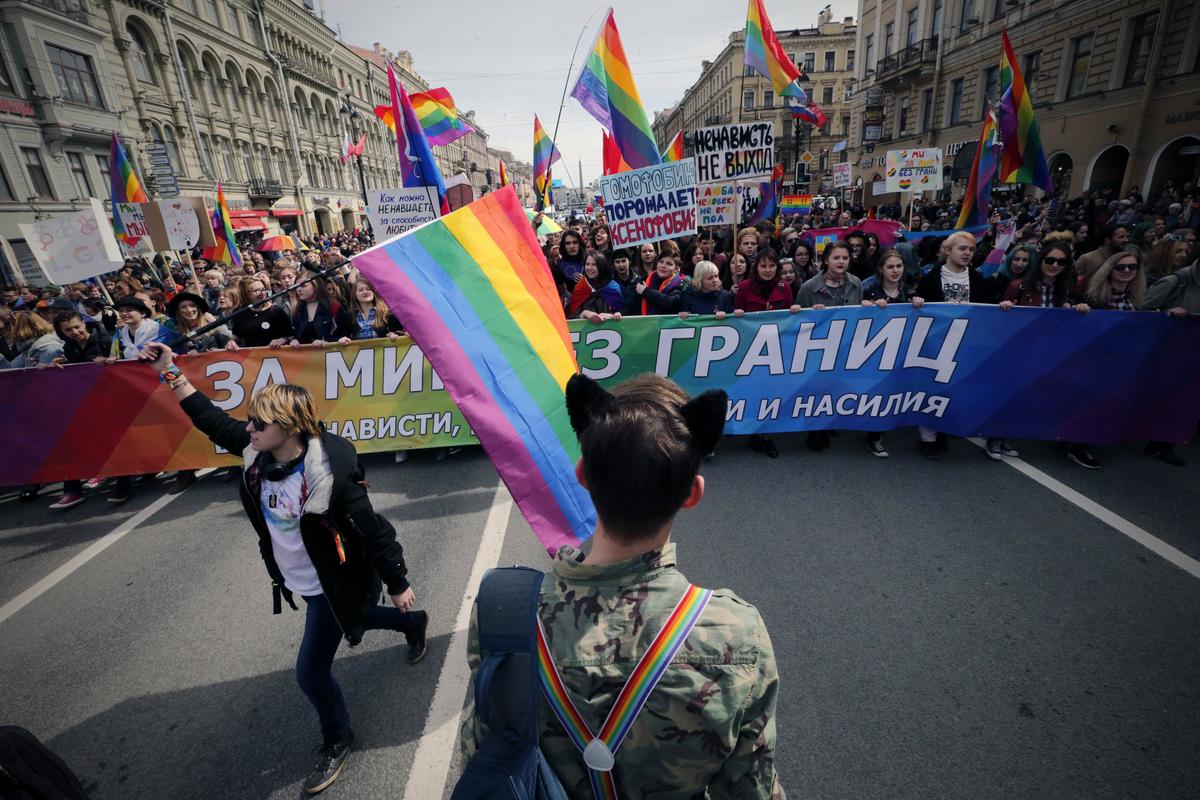 ЛГБТ-активисты маршируют и выкрикивают лозунги во время первомайской демонстрации в Санкт-Петербурге, Россия, 1 мая 2015 г. Фото: EPA/ANATOLY MALTSEV