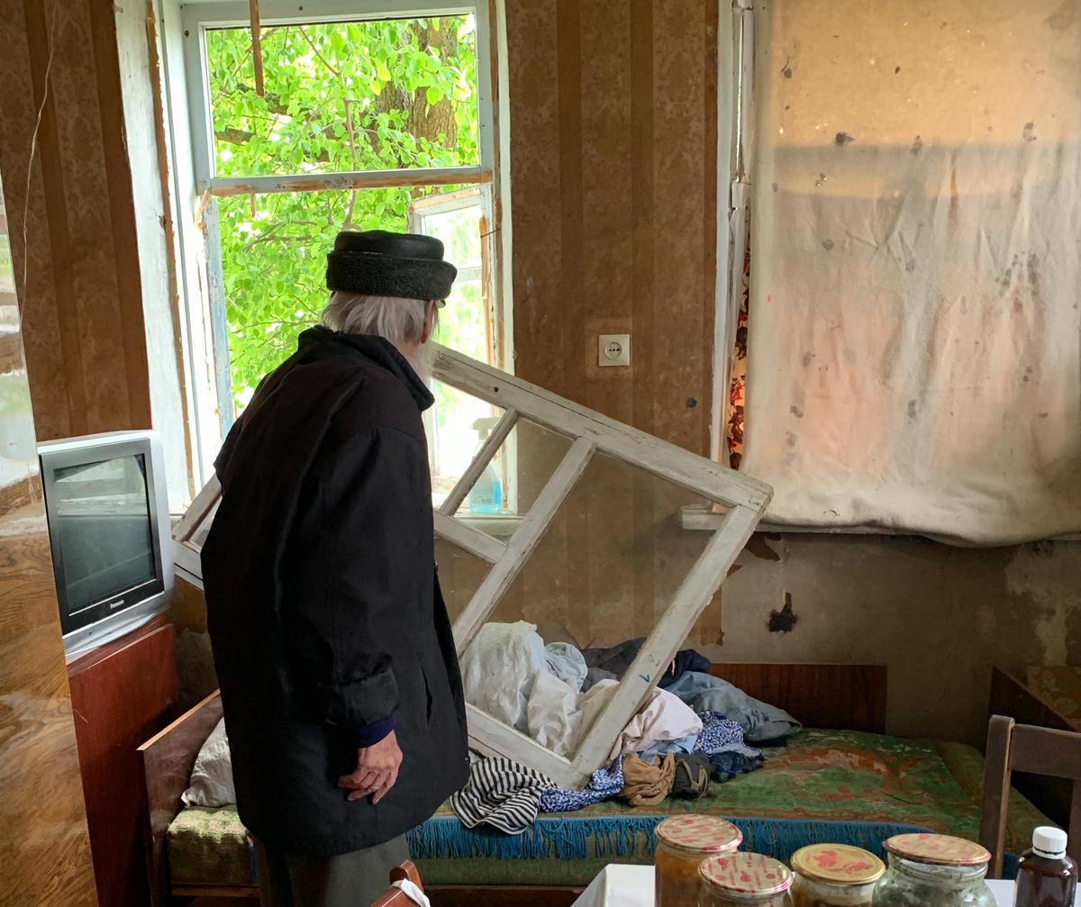 Выбитые окна в доме. Фото: Ольга Мусафирова / специально для «Новой газеты. Европа»