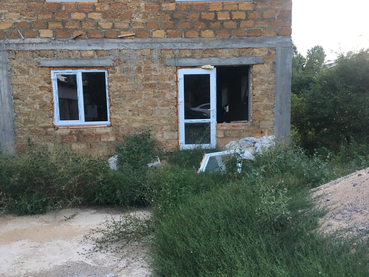 Ударной волной выбило рамы, в доме строительство которого так и не успело завершиться. Фото: Соня Мустаева