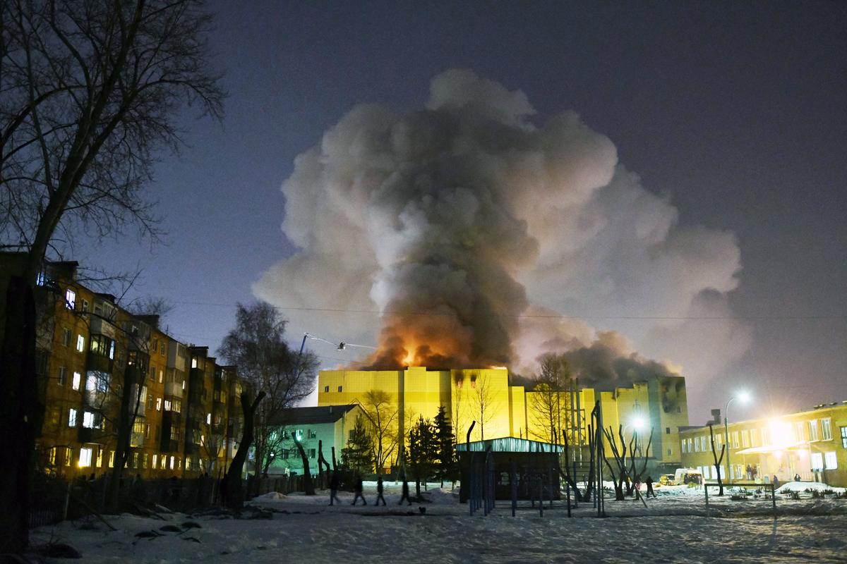 Дым над торговым центром «Зимняя вишня» в Кемерово, Россия, 26 марта 2018 года. Фото: Александр Патрин/ EPA-EFE