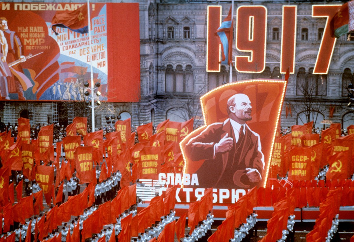 Люди несут красные флаги и портрет Владимира Ильича Ленина во время празднования 68-й годовщины Великой Октябрьской социалистической революции на Красной площади, Москва, Россия, 7 ноября 1985 года. Фото: TASS / AFP / Scanpix / LETA