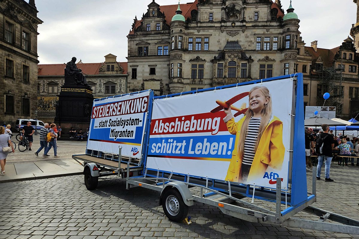 Рекламные баннеры партии «Альтернатива для Германии» (AfD) с надписями «Снижение налогов… Вместо системы социального обеспечения мигрантов» и «Депортация защищает жизни» в Дрездене, Германия, 3 октября 2023 г. Фото: Chris Reiter / Bloomberg / Getty Images
