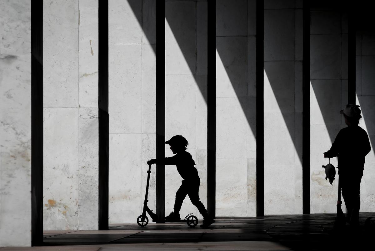 Children play outside the Victory Museum at Poklonnaya Hill in Moscow, Russia, 27 August 2023. Photo: EPA-EFE/YURI KOCHETKOV