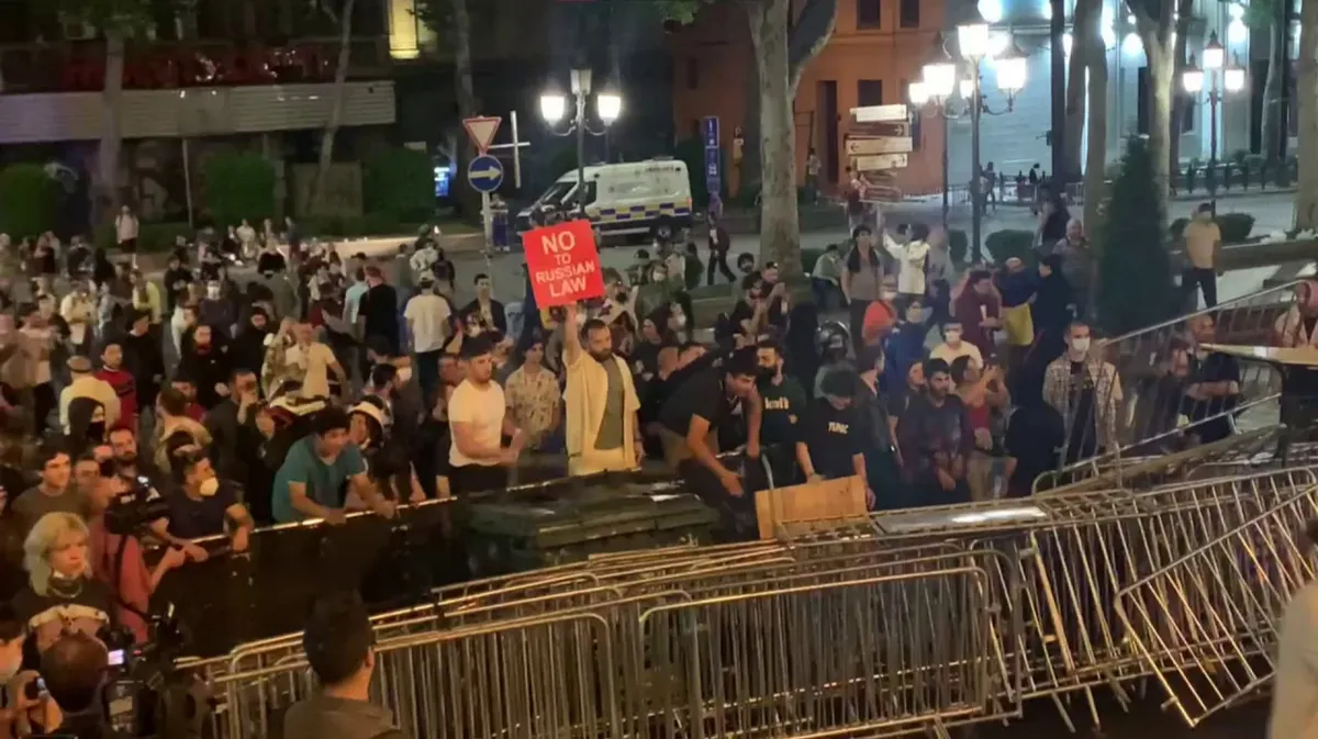 Грузинские силовики применили слезоточивый газ и водометы против протестующих против закона об «иноагентах» в Тбилиси