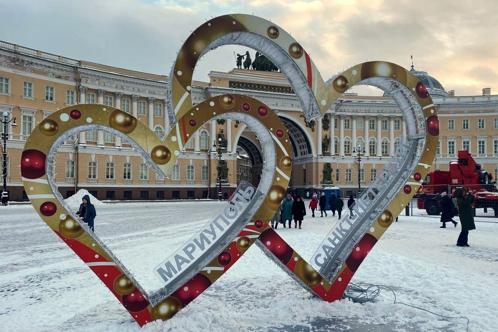 Конструкция, установленная на Дворцовой площади в Петербурге. Фото: соцсети