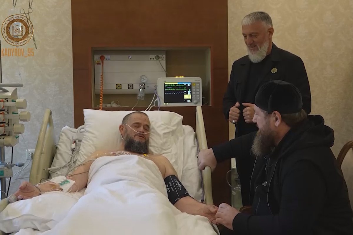 Рамзан Кадыров навещает дядю Магомеда Кадырова в больнице, 20 сентября 2023 года. Фото: RKadyrov_95 / Telegram