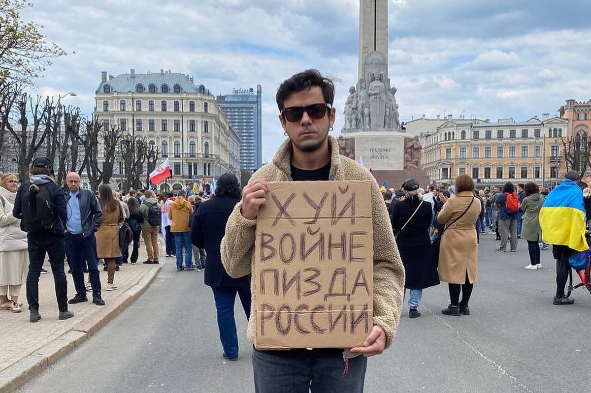 Артем Лоскутов на митинге в Риге, 24 апреля 2022 года. Фото: kissmyba / Instagram