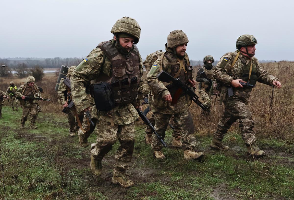 Ukrainian recruits take part in basic military training at an undisclosed location in the country’s southeastern Zaporizhzhia region, 12 December 2025. Photo: EPA