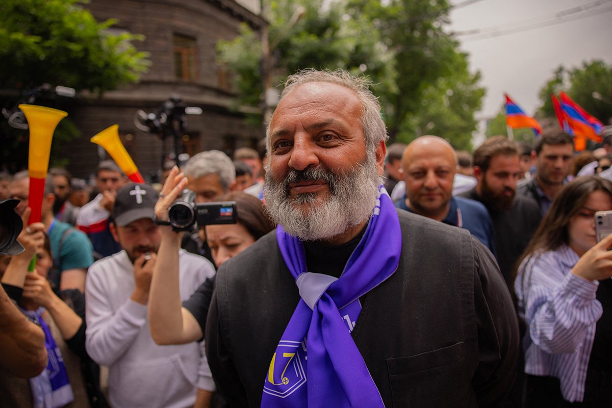 Лидер протестного движения архиепископ Баграт Галстян. Фото: Anthony Pizzoferrato / Middle East Images /  ABACAPRESS.COM  / Scanpix / LETA