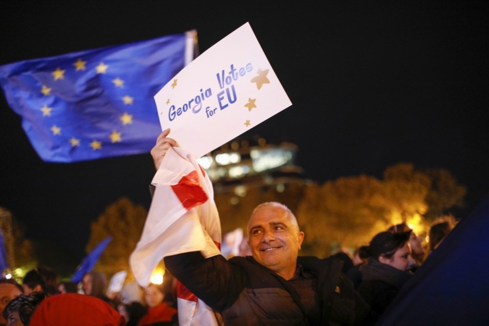 Georgians rally in Tbilisi in support of EU membership ahead of the parliamentary elections. Photo: EPA-EFE/DAVID MDZINARISHVILI