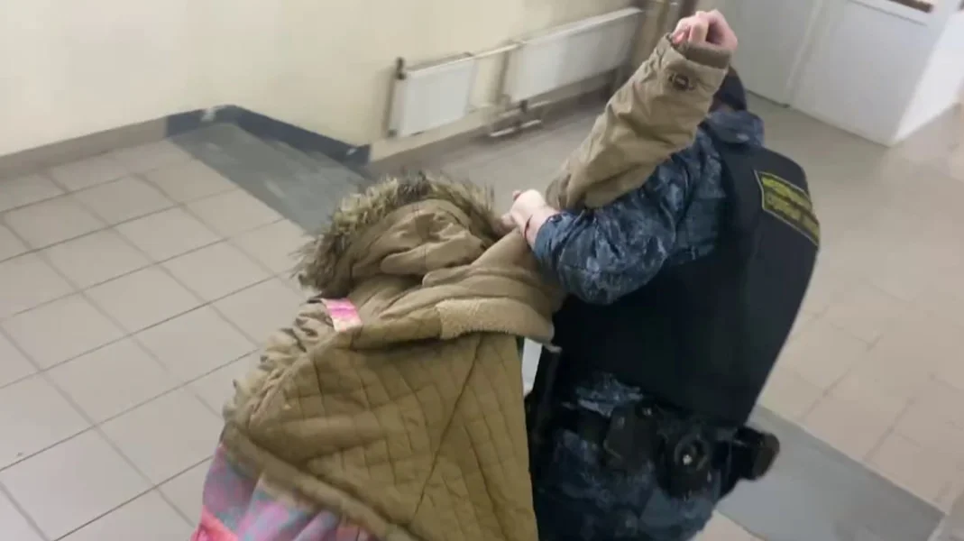 После заседания по делу Саши Скочиленко задержали активистку Ануш Панину. Из суда ее увезли на «скорой»