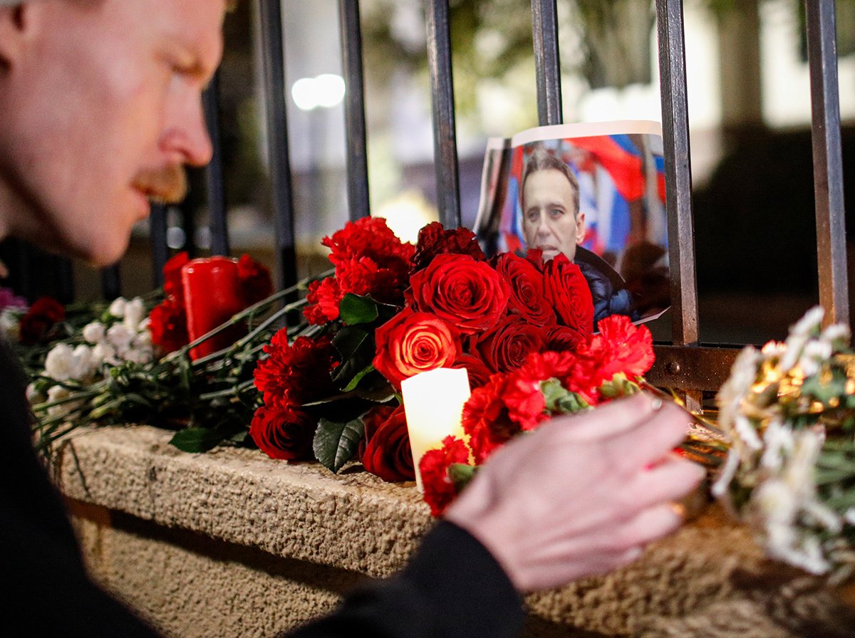 Стихийный мемориал памяти Алексея Навального у посольства России в Тбилиси, Грузия, 16 февраля 2024 года. Фото: David Mdzinarishvili / EPA-EFE