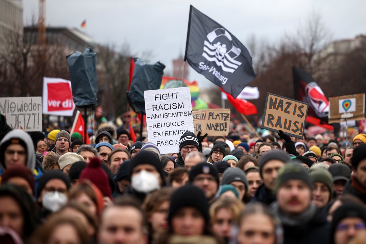 Акция протеста против ультраправой партии «Альтернатива для Германии» (AfD) перед Бранденбургскими воротами в Берлине, Германия, 14 января 2024 года. Фото: Clemens Bilan / EPA-EFE