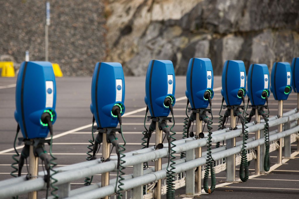 Станции для зарядки электромобилей в Гётеборге, Швеция. Фото: Karol Serewis / SOPA Images / LightRocket / Getty Images
