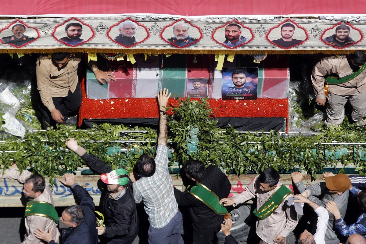 Скорбящие у гроба одного из семи членов Корпуса стражей исламской революции, погибших в результате авиаудара в Сирии, во время их похорон в Тегеране, 5 апреля 2024 года. Фото: Abedin Taherkenareh / EPA-EFE